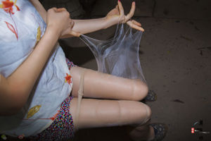 [Lise Image GIRLISS] - The Little Girl Picking Up Trash