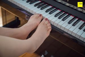 Qiqi "Foot on the Black and White Piano Keys" [异思趣向IESS] Sixiangjia 279